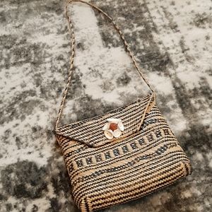 Straw bag with sea shells.